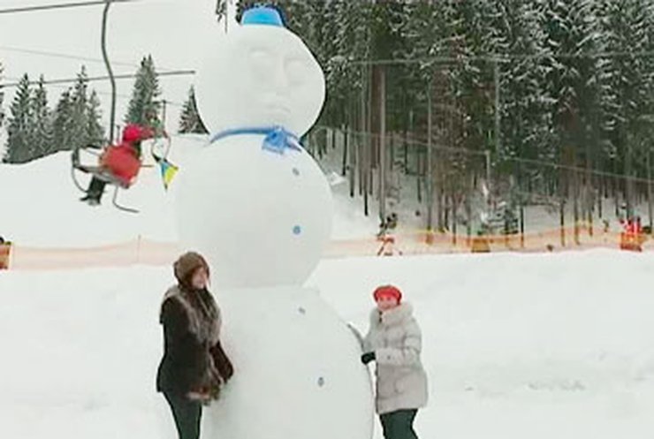В Ивано-Франковске слепили самого большого снеговика в Украине