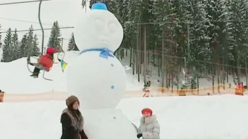 В Ивано-Франковске слепили самого большого снеговика в Украине