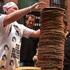 Австралийский повар установил новый рекорд высоты блинной башни
