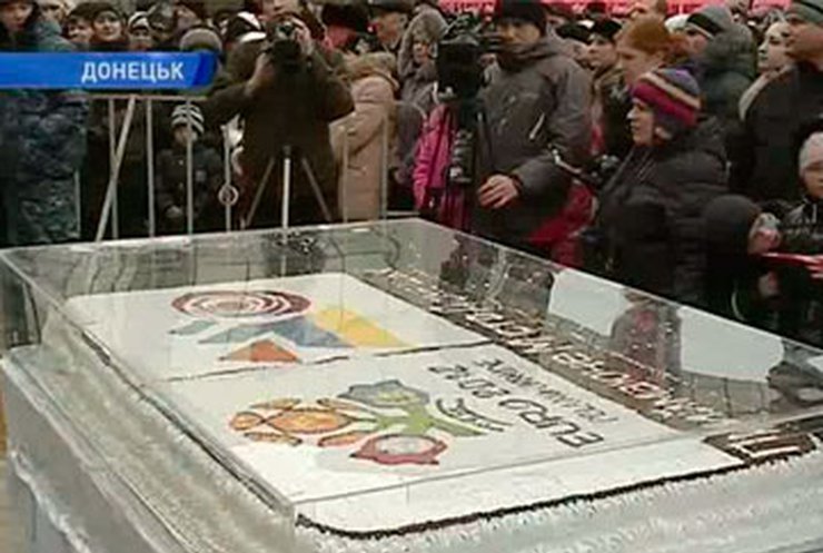 Донецкие кондитеры испекли огромный торт посвященный Евро-2012