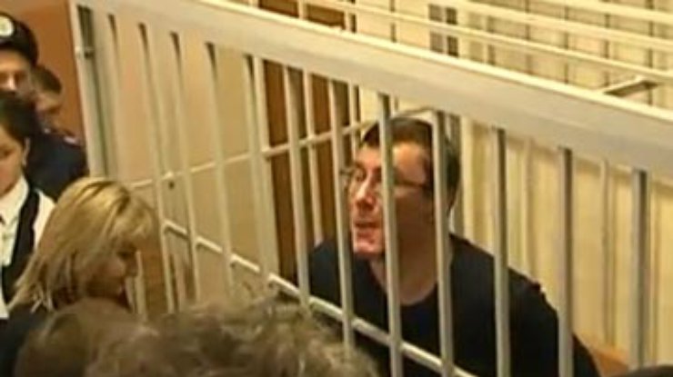 В суде Луценко плюнул в лицо прокурору