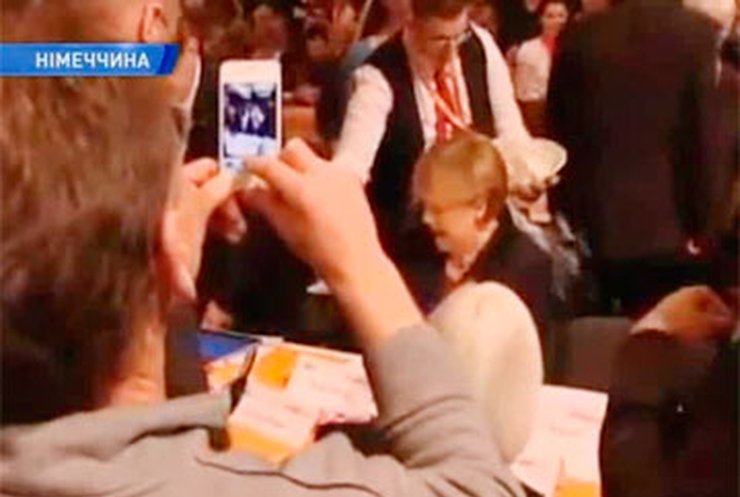 Официант уронил на Ангелу Меркель 5 бокалов пива