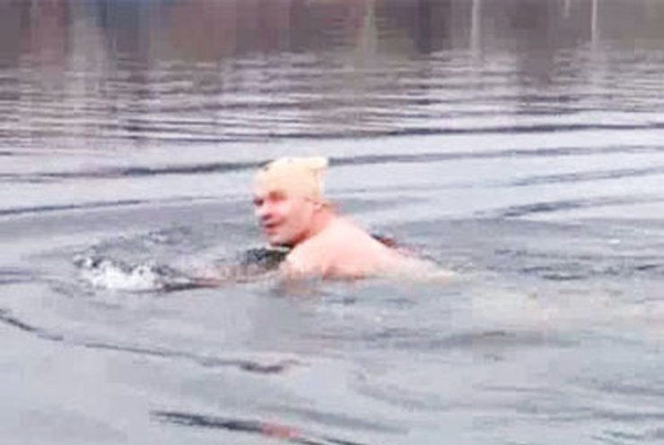 Донецкий морж переплыл Днепр в Запорожье