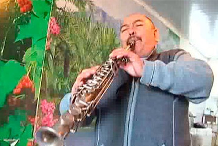 Человек-оркестр из Кыргызстана выступает с концертами по всему миру