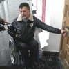 Инвалид-колясочник приковал себя наручниками к дверям Одесской мэрии