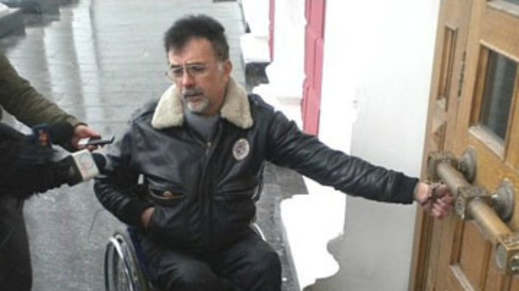 Инвалид-колясочник приковал себя наручниками к дверям Одесской мэрии