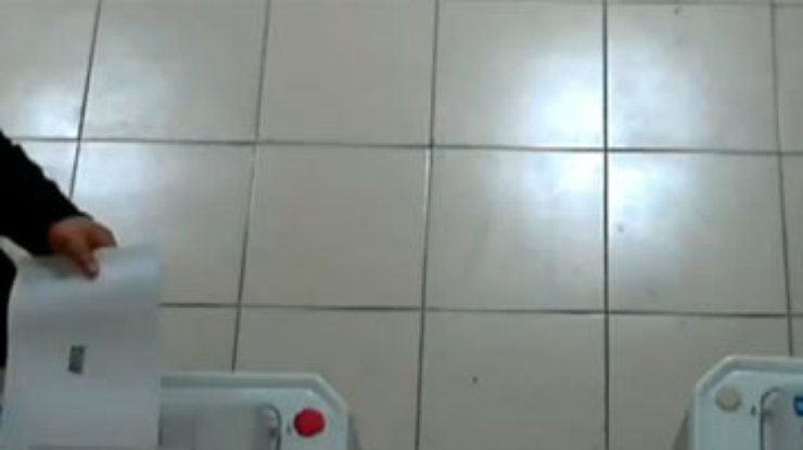 Веб-камера зафиксировала вброс бюллетеней в Дагестане