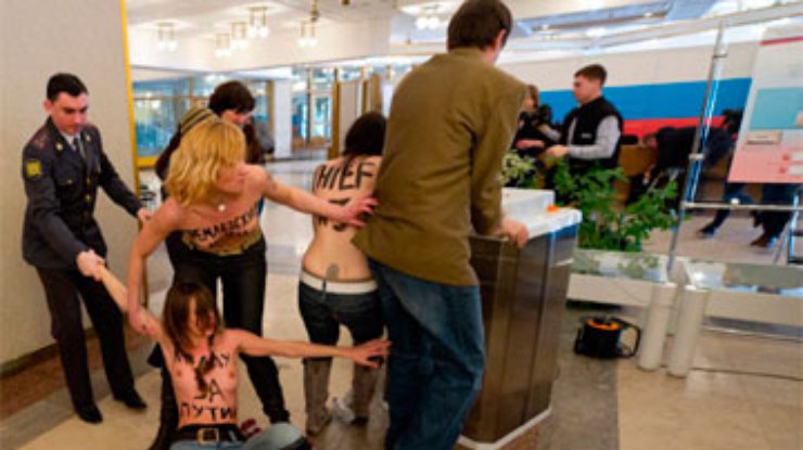 Одна из активисток FEMEN может стать "невъездной" в Россию на 5 лет