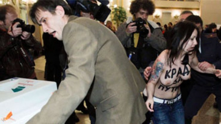 Активистка FEMEN угодила в Москве за решетку на 10 суток