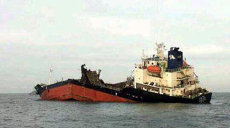 У побережья Греции затонул танкер с 1,8 тысячи тонн нефти