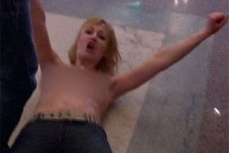Трех активисток Femen арестовали в Москве