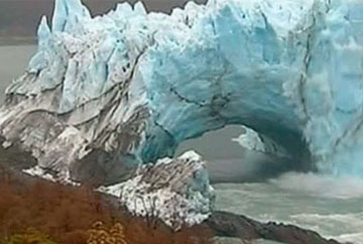 В Аргентине обвалился ледник Перито Морено