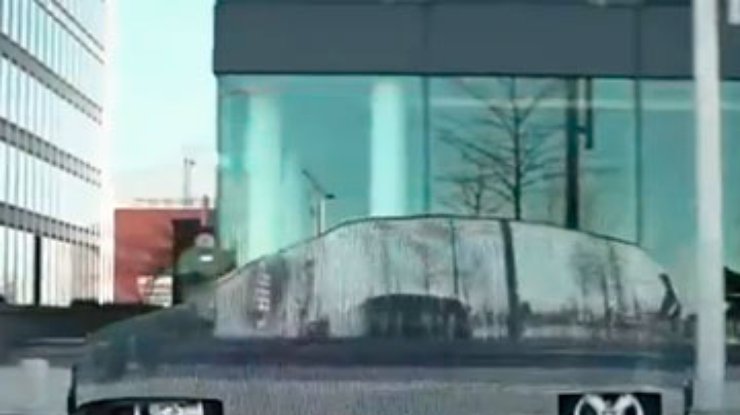 Для рекламы машин серии F-Cell Mercedes создала невидимый автомобиль