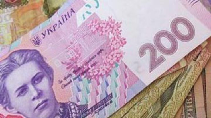 В Украине женщины зарабатывают на 235 гривен меньше мужчин