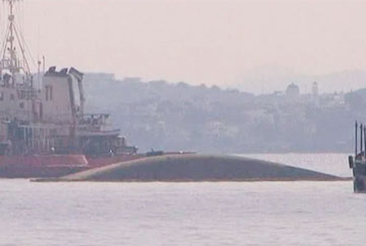 В Греческом порту Элефсиса затонул танкер British Petroleum