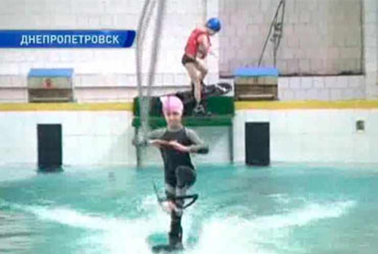 В Днепропетровске прошли соревнования по водным лыжам в бассейне
