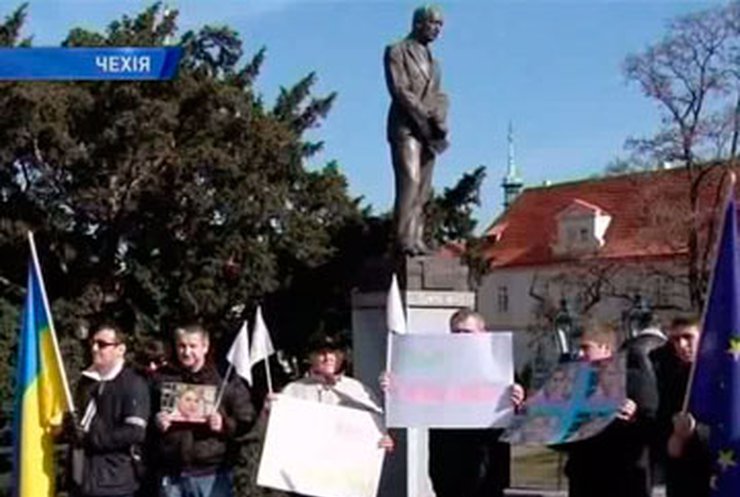 Муж Юлии Тимошенко принял участие в митинге под МИДом Чехии