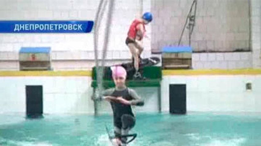 В Днепропетровске прошли соревнования по водным лыжам в бассейне