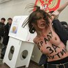 Путин сожалеет, что ушел раньше начала акции Femen