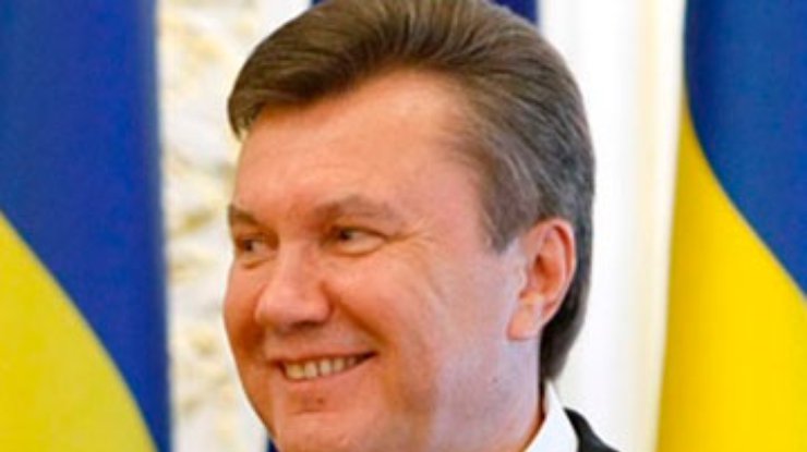 Янукович приказал Азарову пересчитать выплаты инвалидам производства
