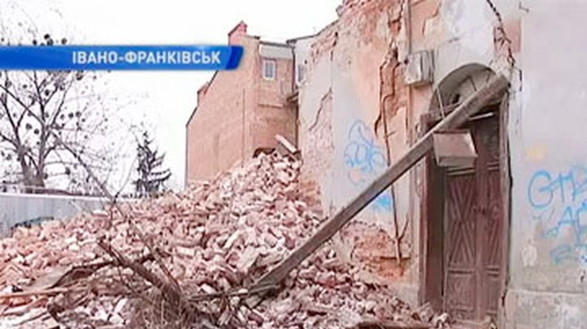 В Ивано-Франковске обвалилась стена памятника архитекруты