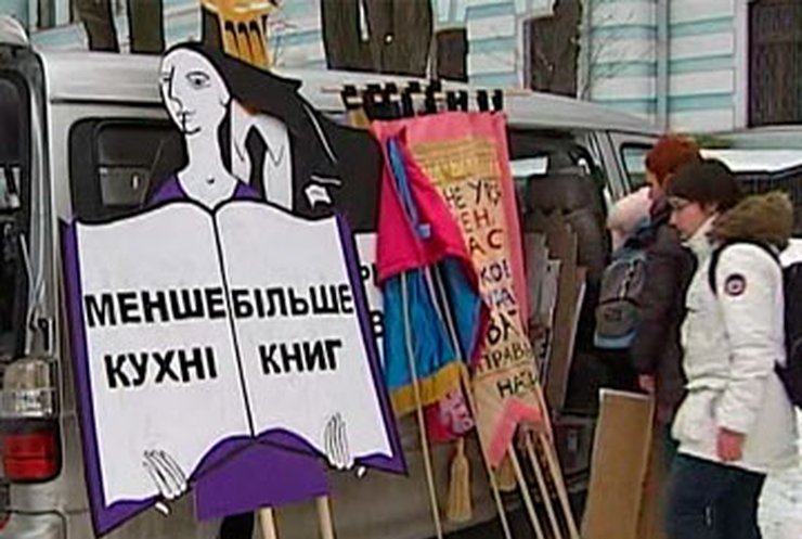 В Украине женщинам любят рассказывать, что их предназначение - семья и дети