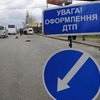 Водитель автомобиля сбил пешехода, протаранил дом и травмировал жильца