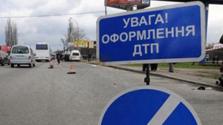 Водитель автомобиля сбил пешехода, протаранил дом и травмировал жильца