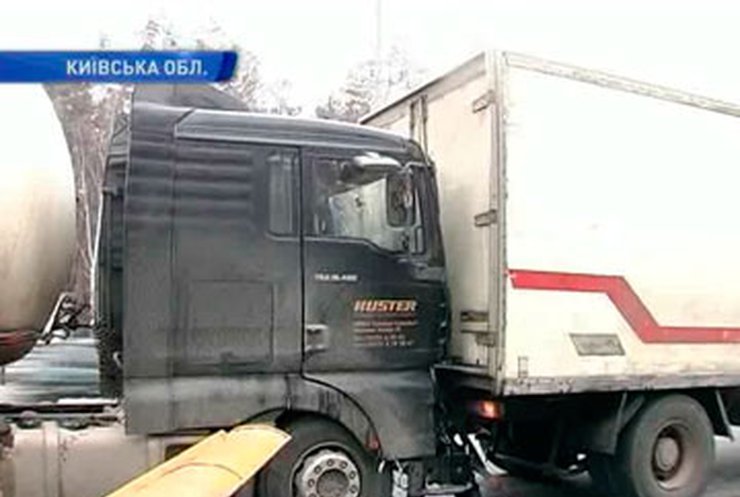 На бориспольской трассе столкнулись два грузовика и легковушка