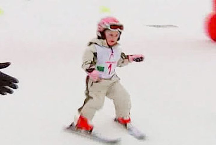 В Киеве прошли соревнования по горным лыжам для маленьких детей