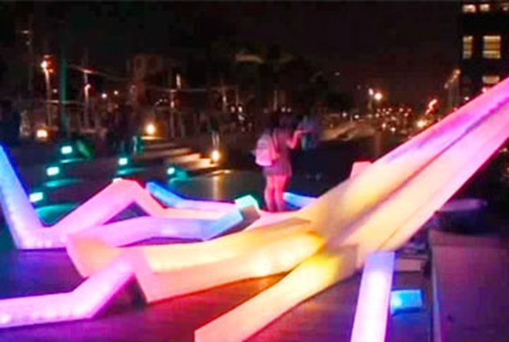 Художники украсили Сингапур множеством светящихся панно
