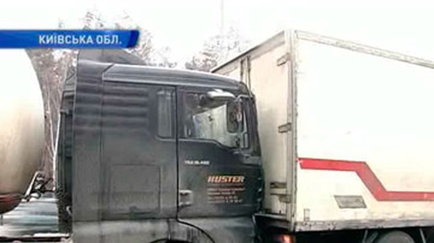 На бориспольской трассе столкнулись два грузовика и легковушка
