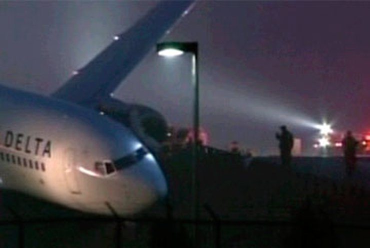 В Атланте Боинг 737 съехал со взлетной полосы