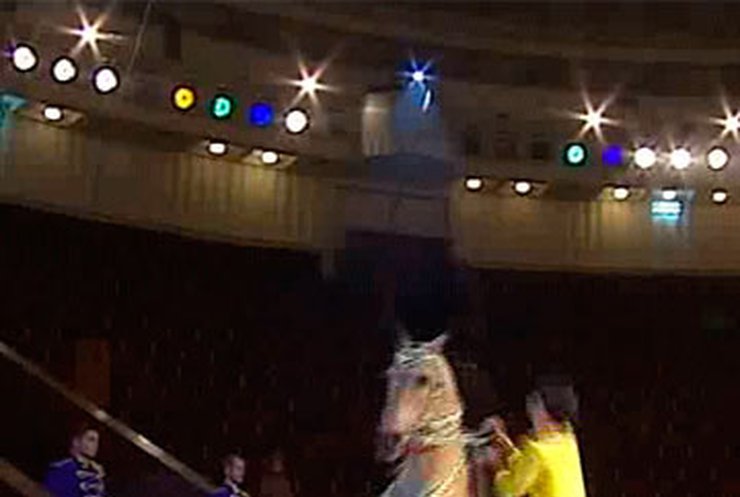 Президент Туркменистана привез в Украину табун элитных лошадей