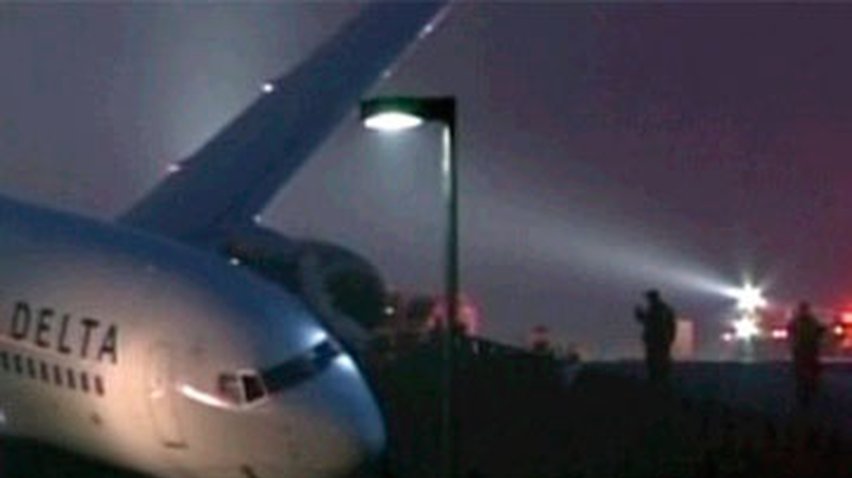 В Атланте Боинг 737 съехал со взлетной полосы