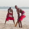 Воины масаи увлеклись крикетом