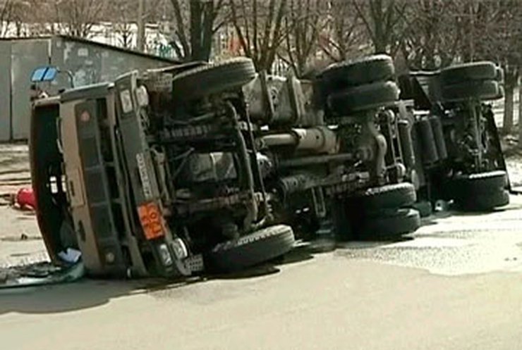 В Днепропетровске перевернулся бензовоз