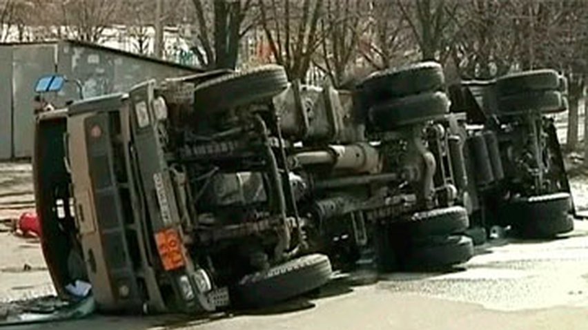 В Днепропетровске перевернулся бензовоз