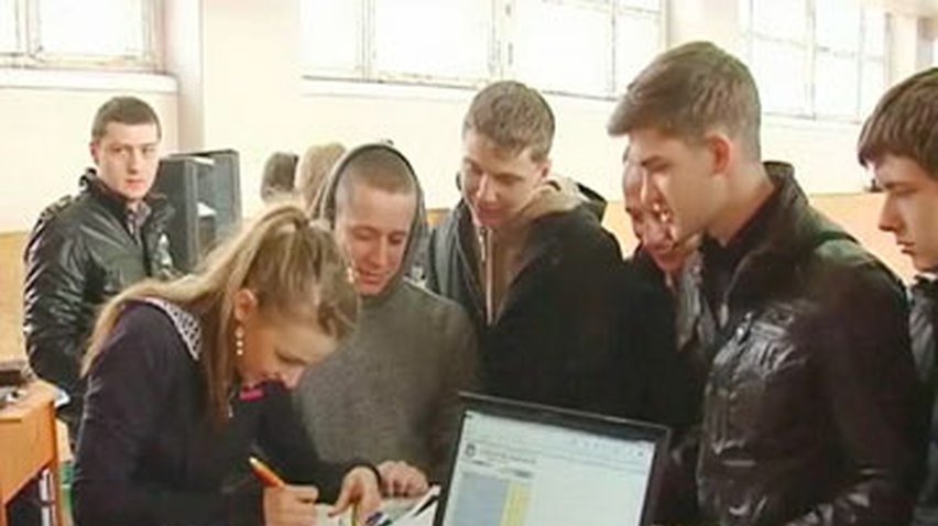 В Днепропетровске прошли соревнования по запуску бумажных самолетиков
