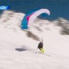 Во Франции туристы катаются на лыжах с парашютом