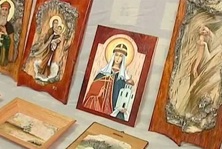 Черновицкая мастерица превращает древесину в уникальные шедевры