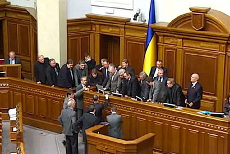 Сегодня оппозиция снова блокировала трибуну Рады