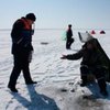 8 рыбаков сняли с дрейфующей льдины в Каховском водохранилище