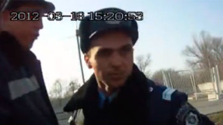 В Запорожье активисты "Дорожного контроля" и гаишники устроили потасовку (видео)