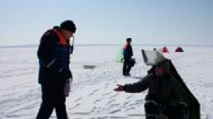 8 рыбаков сняли с дрейфующей льдины в Каховском водохранилище