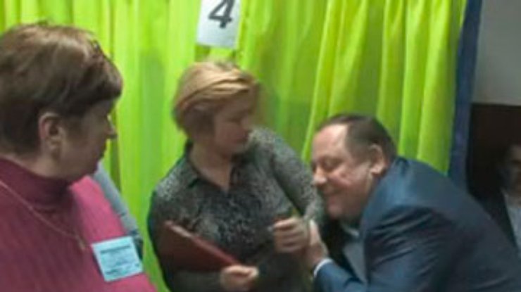 "Регионал" силой пытался вывести Ирину Геращенко с участка в Обухове (видео)