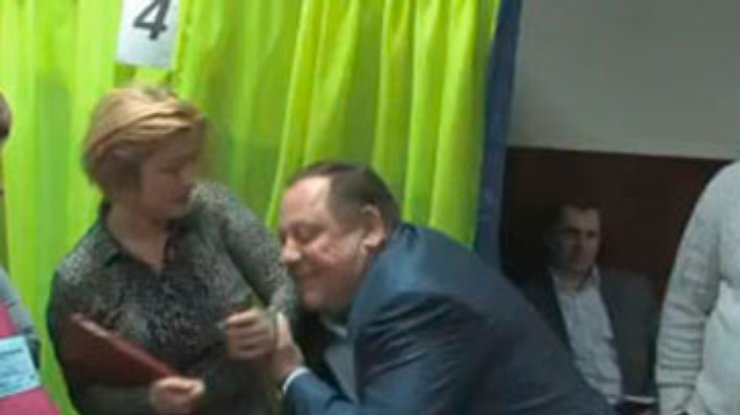 Геращенко пожалуется в посольства стран ЕС на "регионала", набросившегося на нее