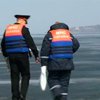 Запорожские спасатели вышли на лед, чтобы напомнить рыбакам об опасности