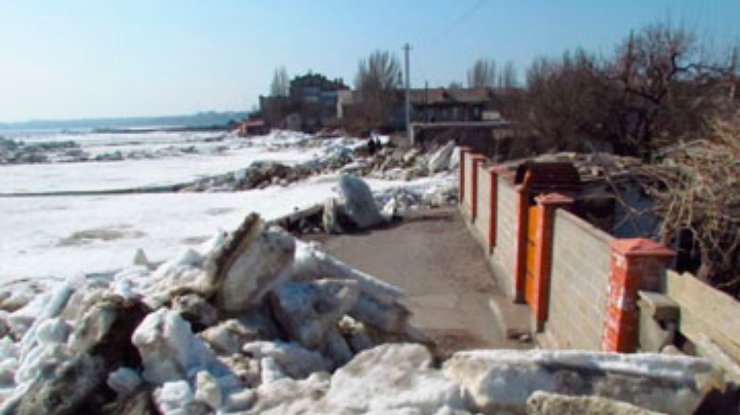 В Мариуполе лед надвигается на частные дома возле берега