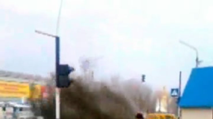 В Луганске забил гейзером фекальный источник (видео)